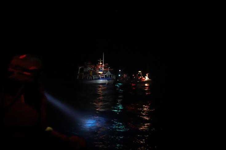 Barco de MSF en el mar Mediterráneo por la noche. 