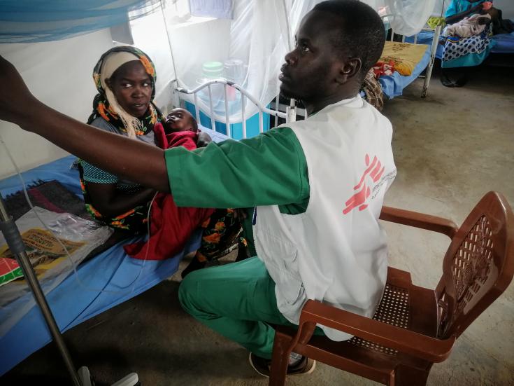Médico de MSF revisando a un niño desnutrido en Sudán.