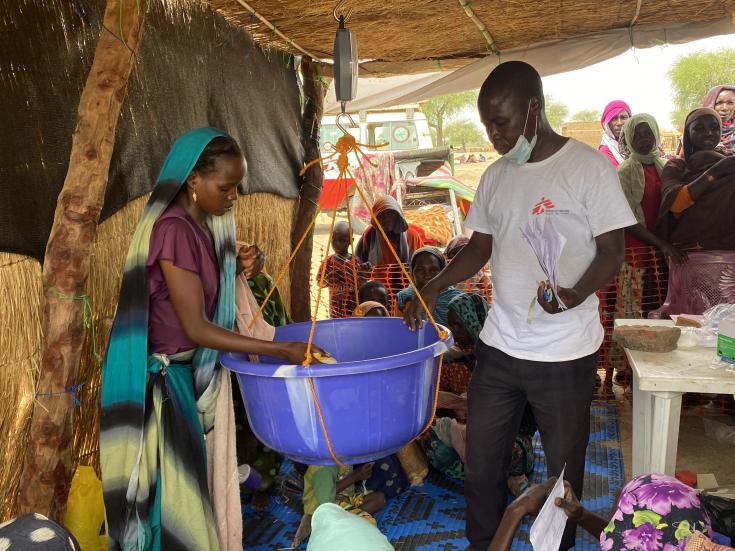 Medica de MSF atiende niños con diversas patologías en Chad.