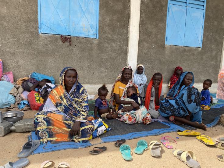 Mujeres refugiadas junto a sus hijos al este de Chad.