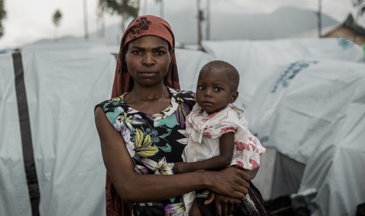 Madre junto a su hijo en el campo de desplazados de Rusayo, República Democrática del Congo. 