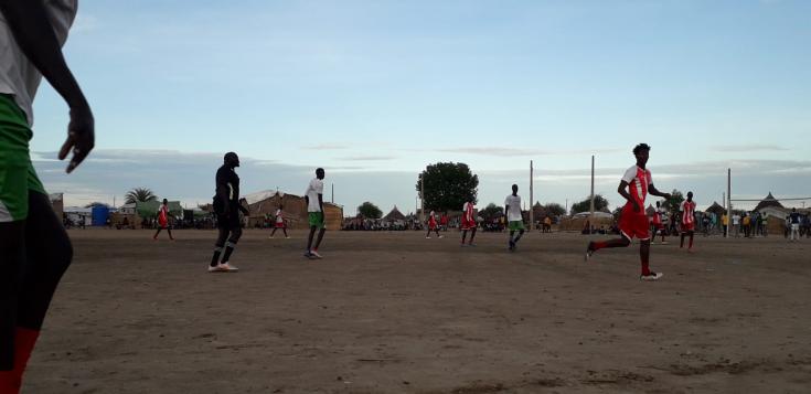 El equipo médico de MSF juega al fútbol con la comunidad de Abyei, África. 