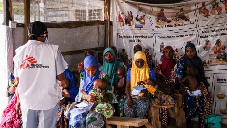 Niños y niñas recién llegados al centro de alimentación terapéutica intensiva de MSF en Katsina, Nigeria.