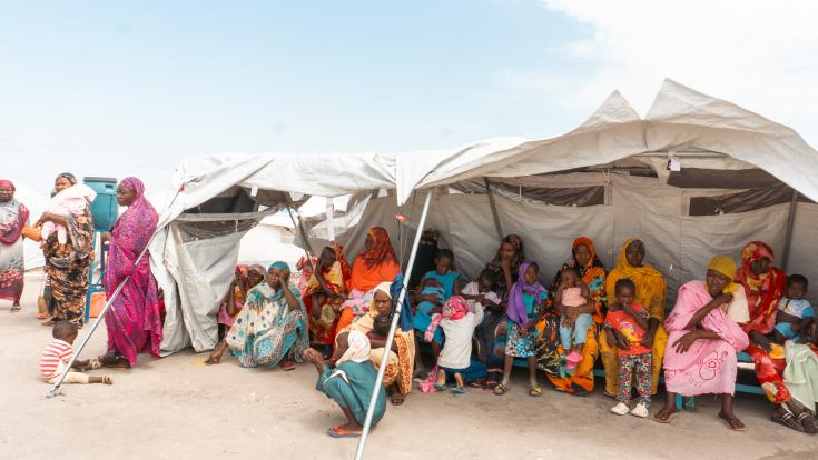 Pacientes esperan para una revisión médica en la clínica MSF del campo de refugiados de Ajwal