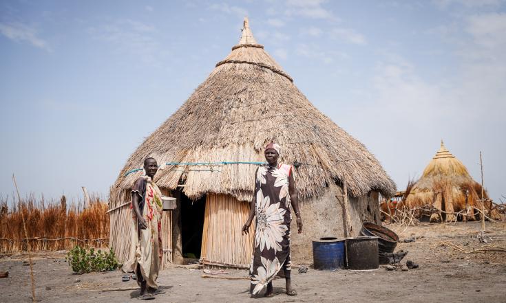 Una familia de la aldea de Aree, estado del Alto Nilo, posa para una fotografía.