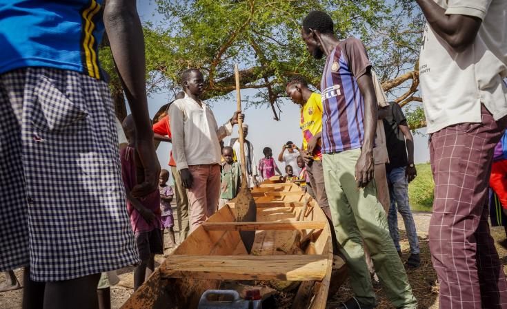 MSF dona una canoa a la comunidad de Aree, Sudán del Sur.