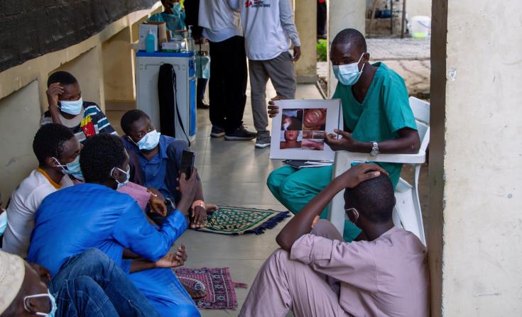 Equipos de promoción de la salud de MSF brindando una capacitación sobre la difteria.