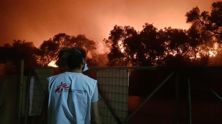 Un trabajador de Médicos Sin Fronteras observa las llamas producidas por el incendio en el campo de Moria, Lesbos, en Grecia.