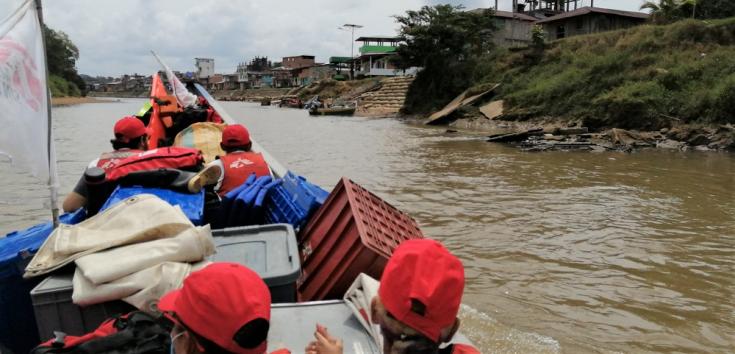 Un equipo móvil de MSF se acerca al pueblo de Magui Payan en Nariño, Colombia. La mayoría de los viajes en esta región de tierras bajas se realiza por río.