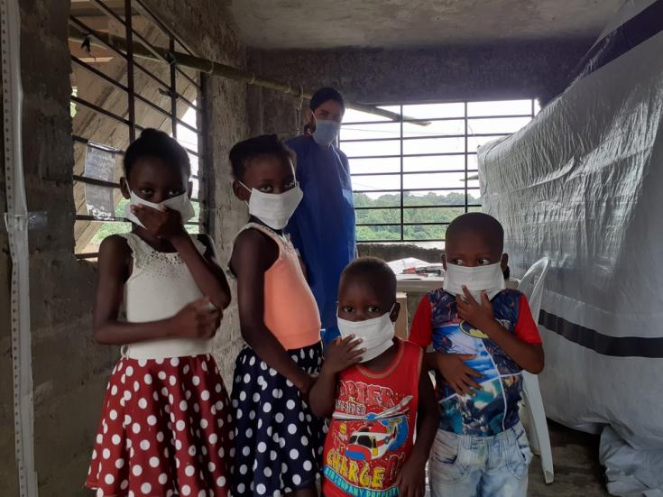 Niños y niñas esperan una consulta médica gratuita con el médico de Médicos Sin Fronteras en Nariño, Colombia.