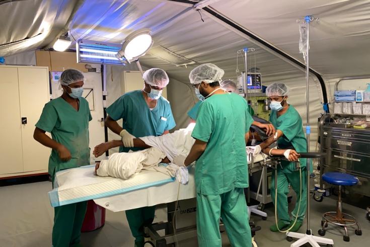 Quirófano del centro de traumatología de MSF en Mocha, en la región de la costa del Mar Rojo en Yemen. Los cirujanos brindan cirugías a los heridos de guerra, víctimas de accidentes de tráfico y mujeres embarazadas que necesitan un parto de emergencia.