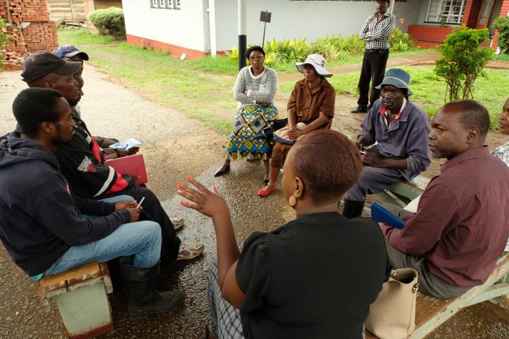 Los facilitadores de varios clubes de salud comunitarios en Mbare, Harare, discuten los últimos avances y desafíos en sus comunidades con el promotor de salud de MSF, Kudakwashe Sigobodhla. 
