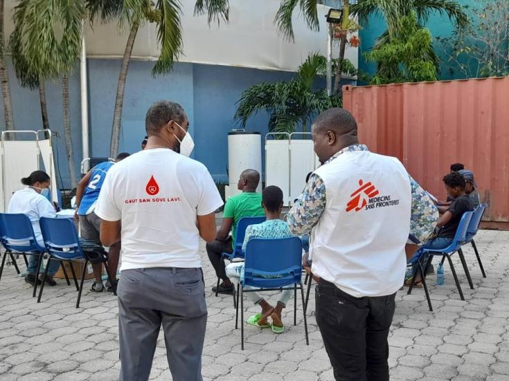 Voluntarios donando sangre en Puerto Príncipe.