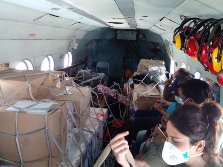 Un helicóptero traslada suministros médicos en Haití.