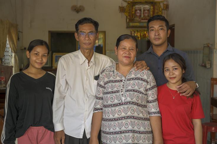 Yoeuth y Chamroeun, junto con sus hijos