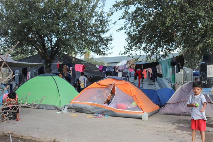 Más de 2.000 personas deportadas de EE.UU. viven en carpas en la Plaza de la República en Reynosa, México