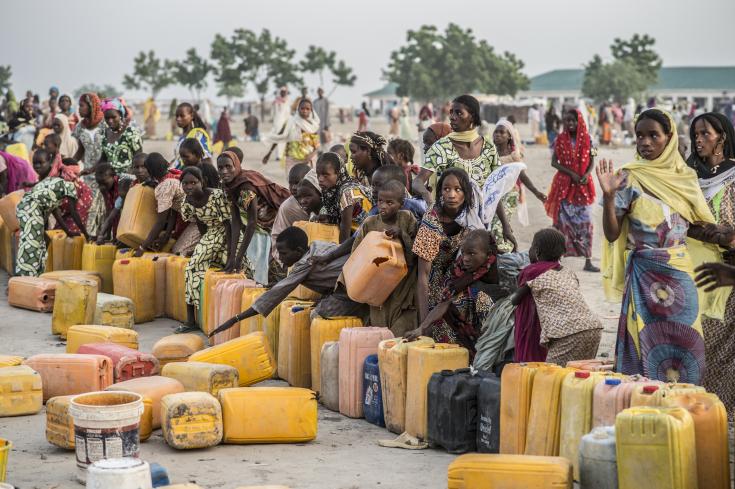 Todas las mañanas, los residentes del campamento de Ngala (Nigeria) se apresuran a llenar sus bidones de agua. El acceso al agua es un problema importante para estas personas, víctimas de la violencia y el desplazamiento.