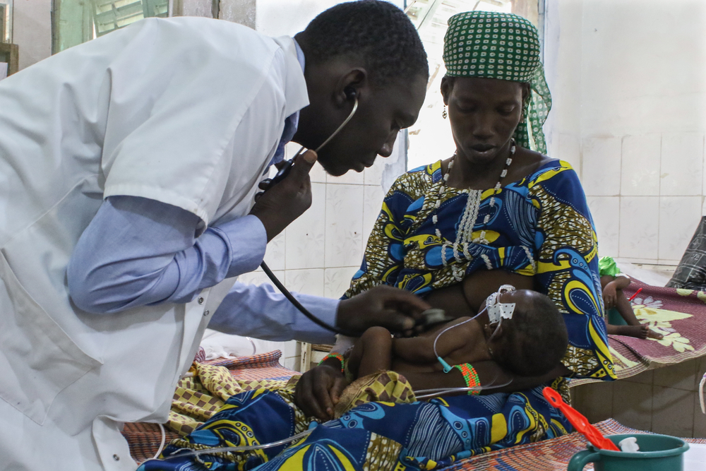 Esta mañana, el doctor está controlando la condición de Fassouma. Luego le explica a Absatou que su hija necesita permanecer en la Unidad de Cuidados Intensivos debido a su infección respiratoria.