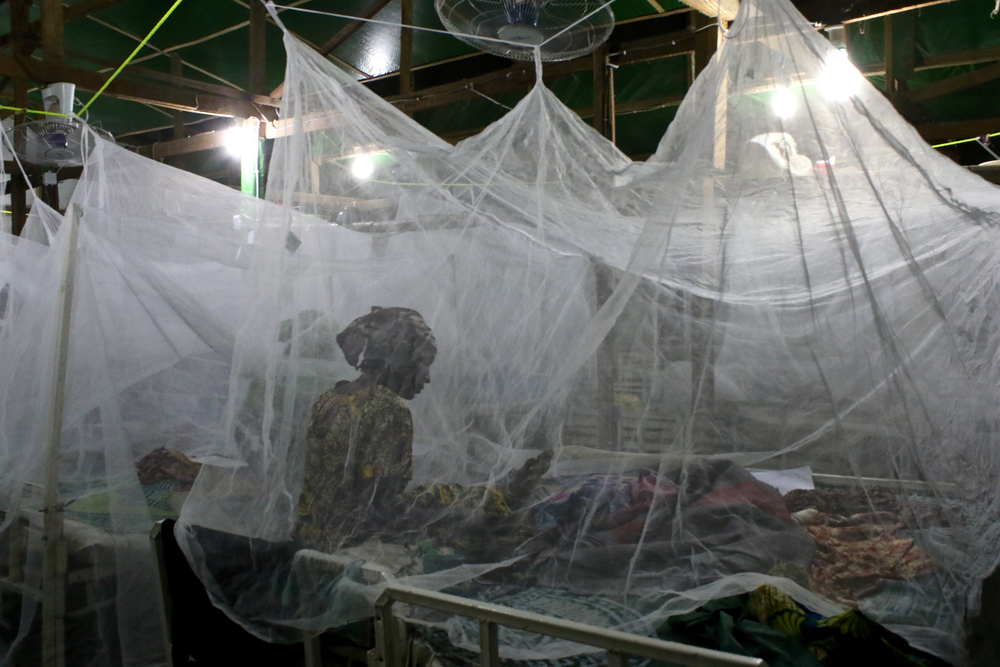 La noche ha caído en la unidad pediátrica. Las mosquiteras se colocan todas las noches en todas las salas como medida preventiva contra la malaria. ©Sara Pierre