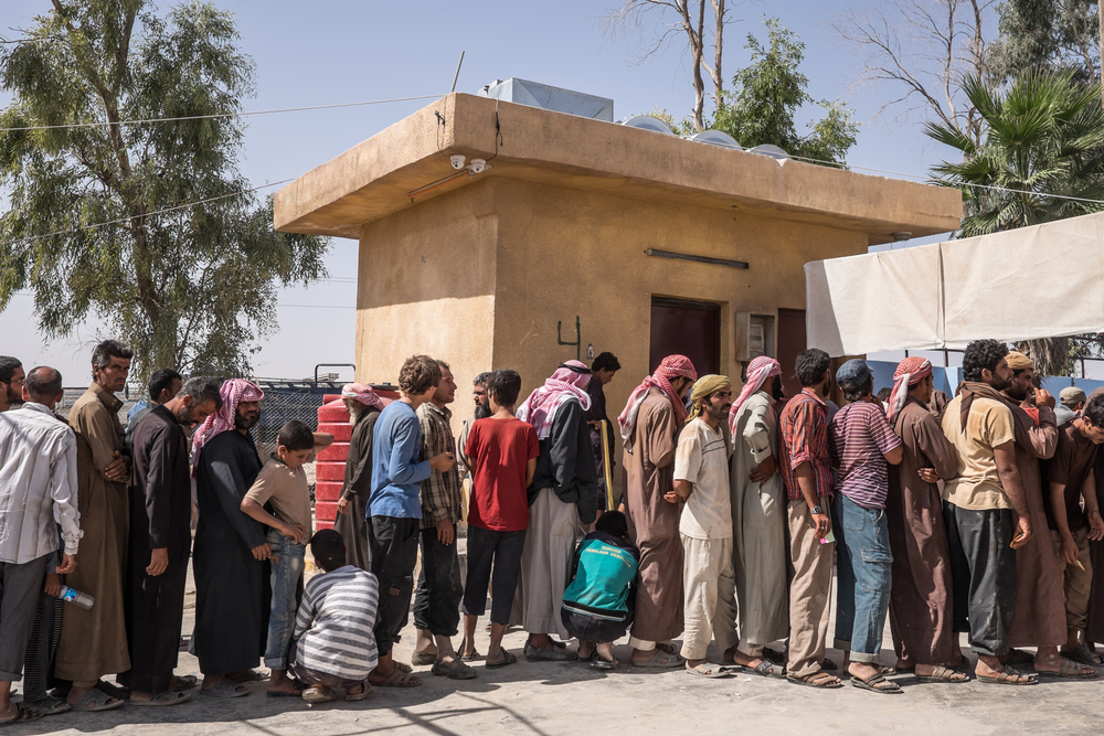 Campamento de Ain Issa, Siria, septiembre de 2017.  La fila para recuperar los documento de tránsito, para las personas que no desean quedarse en el campamento y quieren seguir su propio camino.