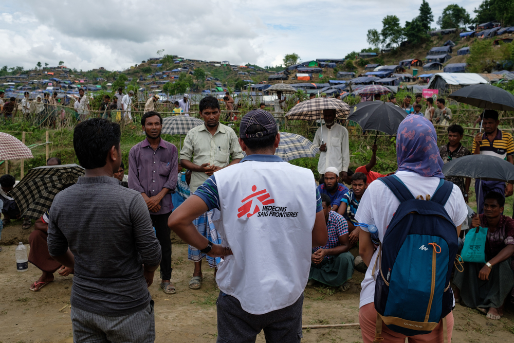 Trabajadores de salud comunitaria de MSF explican a las personas cómo prevenir la propagación de enfermedades.