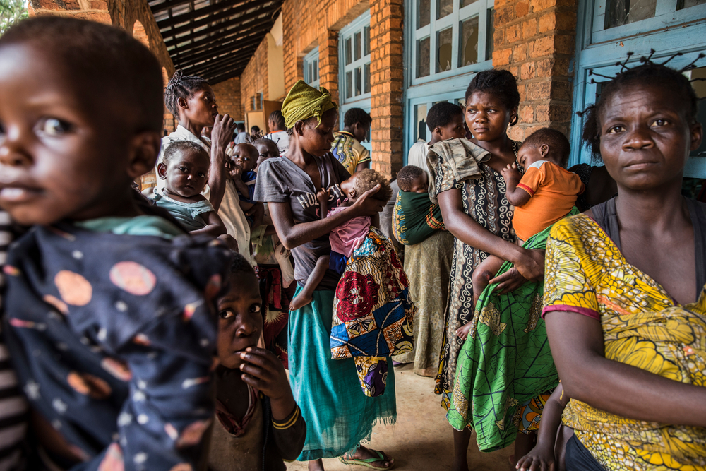 Mujeres y niños esperan la consulta por desnutrición en el centro de salud Mayi Munene, Región de Kasai, República Democrática del Congo. Mucha gente en Mayi Munene todavía teme que el conflicto regrese a su aldea. ©Marta Soszynska/MSF