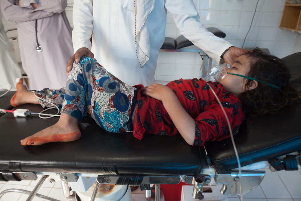Una niña recibe atención médica de emergencia en la sala de estabilización administrada por MSF en el Hospital de la Sede Central de Tehsil Nawagai en Bajaur, FATA. 