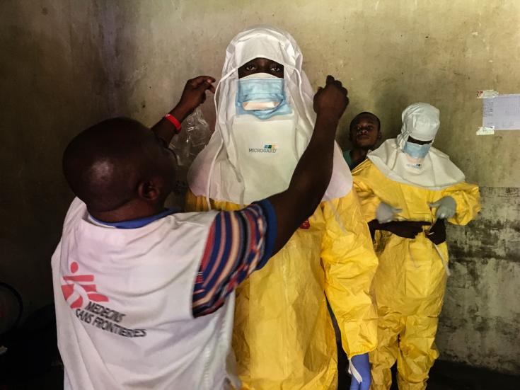 Personal del equipo preparándose para entrar al Centro de Tratamiento de ébola en Bikoro