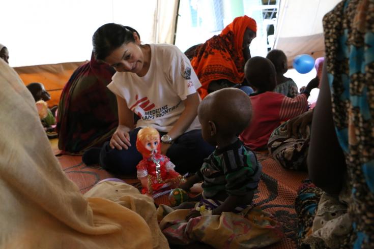 Aya Sonoda, coordinadora de Médicos Sin Fronteras en Am Timan, durante una sesión de estimulación con un chico desnutrido.