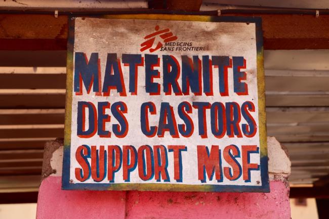 Cartel en la entrada del hospital de maternidad de Médicos Sin Fronteras en Castors.