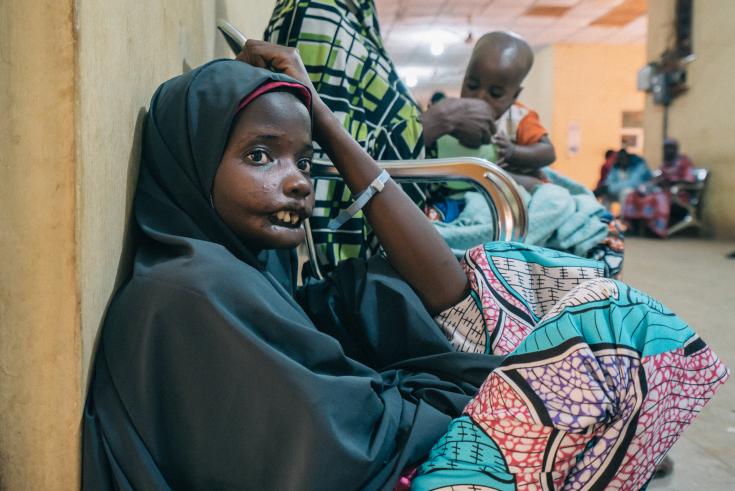Anima, paciente de noma, aguarda ser atendida en el Sokoto Noma Hospital, Nigeria