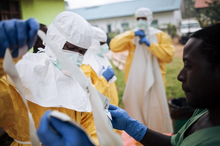 Descontaminación del traje del personal médico que trata con pacientes de ébola en República Democrática del Congo.
