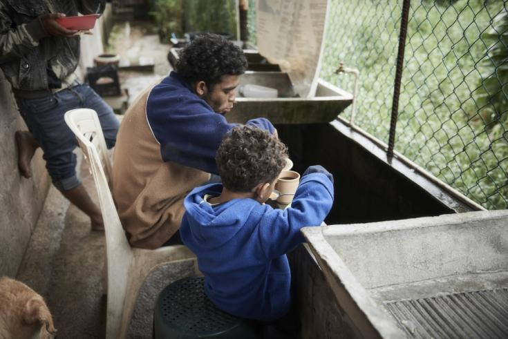 Angel y su pequeño hijo, dejaron Honduras por la violencia.