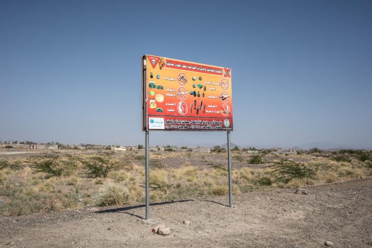 Un cartel que indica la presencia de minas terrestres y otros artefactos explosivos en Mauza, Yemen