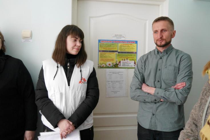Ihor, primer paciente de tuberculosis curado del proyecto, junto a Maryna Shynkarchuk (enfermera).