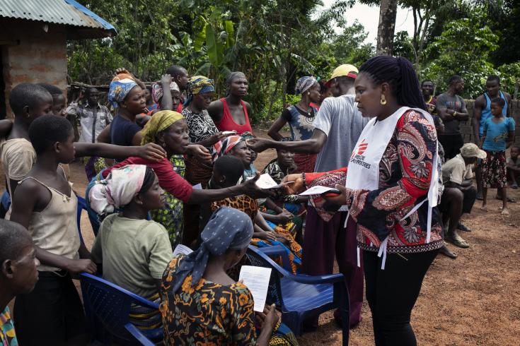  Equipo de promoción de la salud de MSF enseñando sobre cómo prevenir la fiebre de Lassa en Nigeria