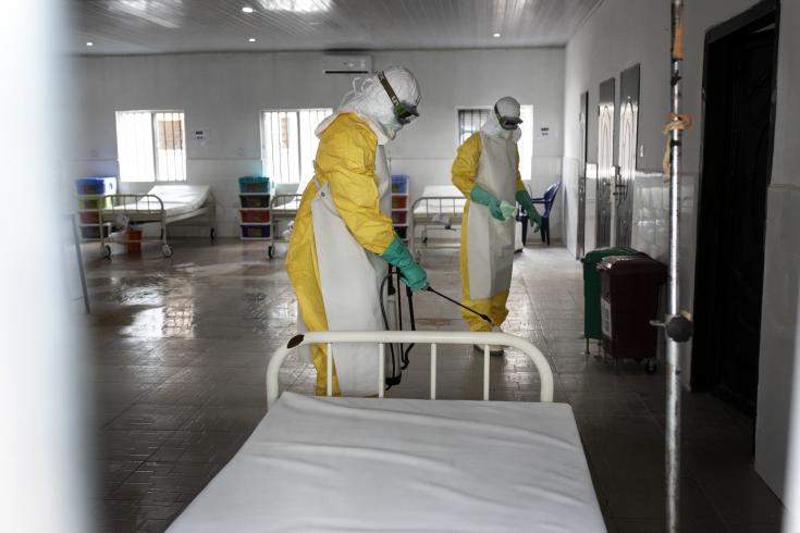 Equipo de MSF realizando la desinfección mientras utilizan los EPP