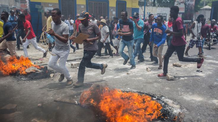 Civiles huyen de ataques de violencia en una manifestación en Haití. 