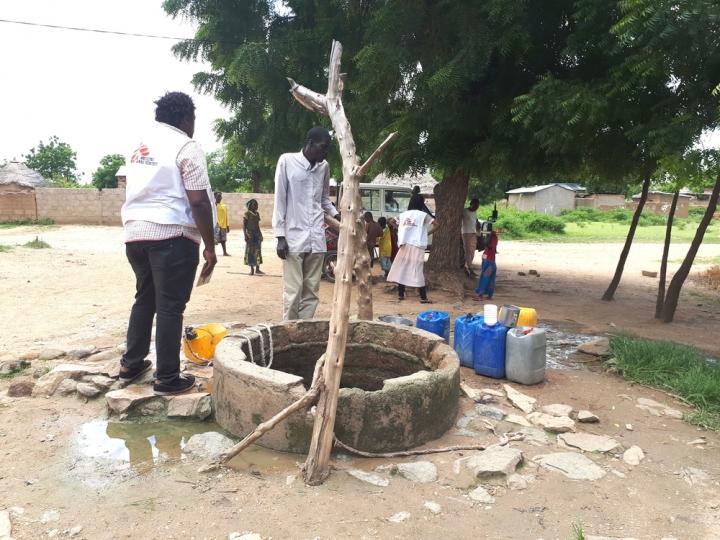 Alphonse Elogo, responsable de agua y saneamiento de Médicos Sin Fronteras, controla un pozo en un vecindario del distrito de salud de Pitoa, en el Norte de Camerún.
