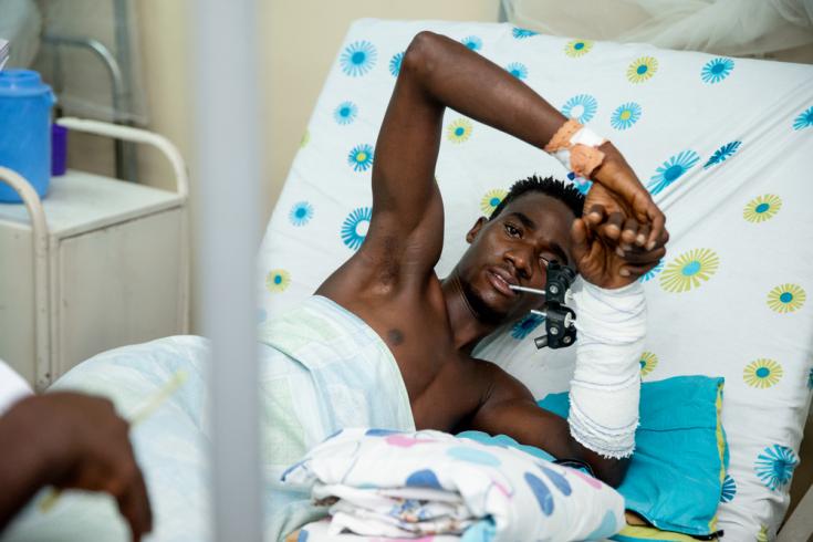 Hace dos semanas, Abdoul Karim fue atropellado por un automóvil cuando cruzaba la calle para vender pescado y llegó inconsciente al centro de traumatología 