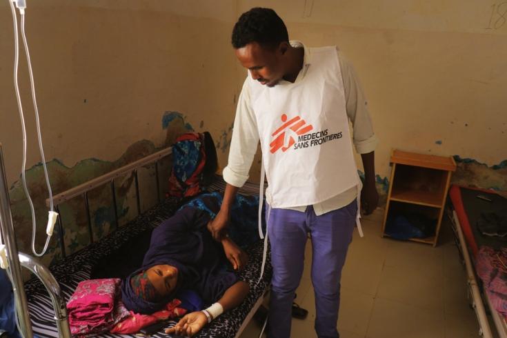 El Dr. Abdullahi Mohamed Muse, médico de la sala de maternidad del Hospital Regional Mudug en la ciudad de Galkayo, Somalia, verifica el estado de Deqa Awil Hassan, una mujer que tuvo una cesárea.