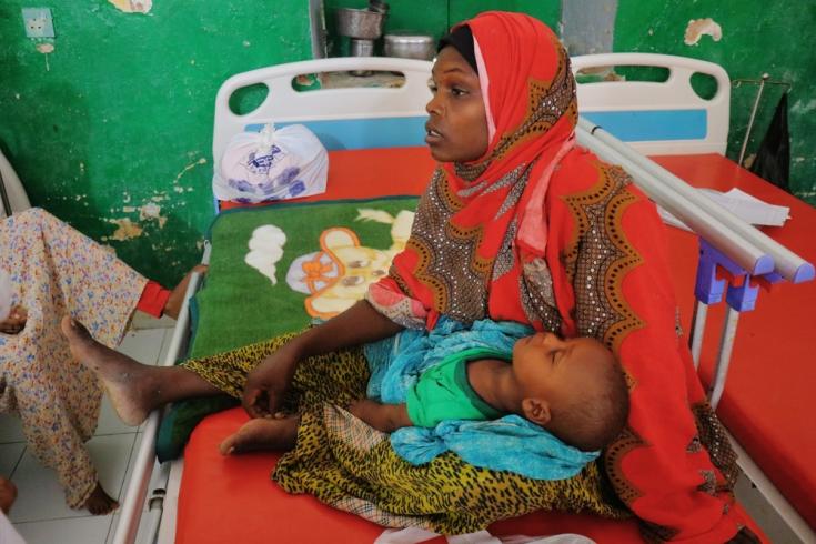 Kawsar Ibrahim Osman, de 25 años, sostiene a su hijo de ocho meses, Bilal, en el centro de alimentación terapéutica para pacientes hospitalizados en el Hospital Regional de Mudug, en la ciudad de Galkayo, región de Mudug, Somalia.