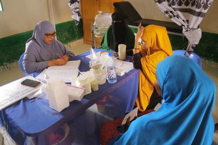 La enfermera Hawo habla con Awo Ahmed, una mujer embarazada de 38 años y otras dos mujeres que recibieron atención en el Hospital Regional Mudug en la ciudad de Galkayo, Somalia.
