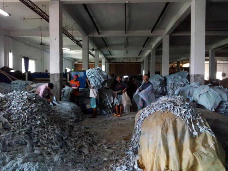 Trabajadores dentro de una fábrica de cuero en Savar, Bangladesh.