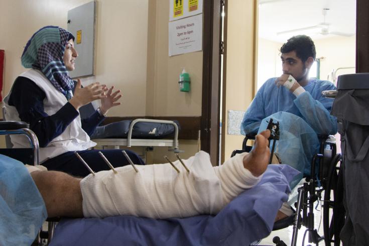 Amal Abed es promotora de salud en uno de los hospitales de MSF en Gaza. Conversa con un paciente durante una sesión de promoción de la salud sobre la resistencia a los antibióticos.