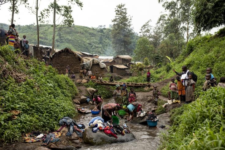En el campamento de desplazados internos de Bukombo, las mujeres limpian su ropa en el río, lo que aumenta la posibilidad de contraer cólera y otras enfermedades.