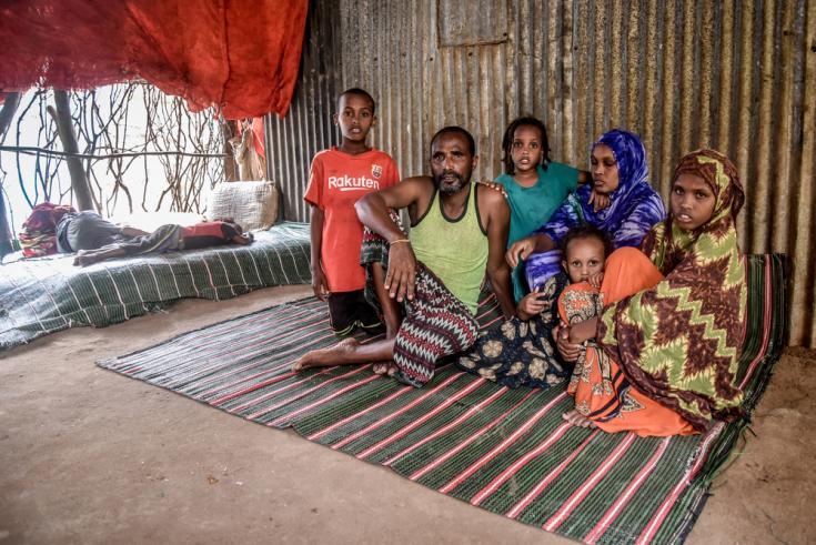 Abdo huyó de Etiopía en 1997 y se instaló en Somalia. Conoció a su esposa y tuvieron cuatro hijos. Huyó de Somalia en 2011 con su familia y se instaló en el campamento de Dagahaley.