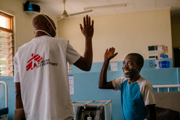 Moses Luhanga junto a un paciente en el Hospital del Distrito de Nsanje.