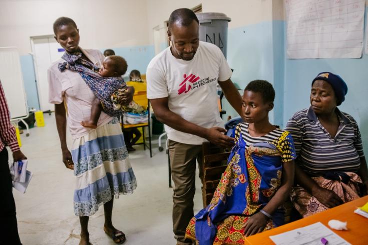 Micheal Tambala con una paciente en el Hospital del distrito de Nsanje.