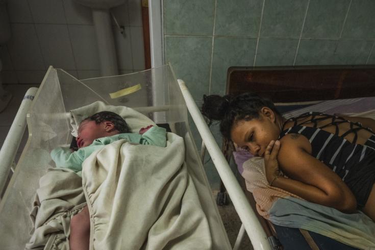 Rosa Sabina Briceño, de 22 años, ha estado viviendo en la mina durante 7 años. Llegó al ambulatorio de Santo Domingo después de dar a luz a su pequeña hija en un taxi.